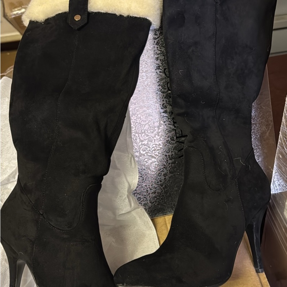 Sleek Black Heeled Boots with Textured Finish